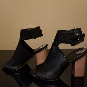Vera Wang Leather Shoes